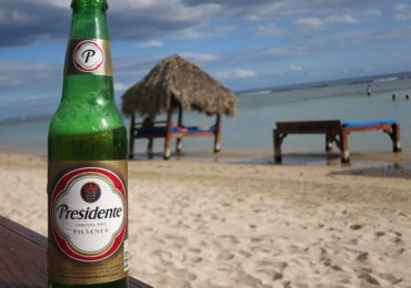 Bière Presidente - République dominicaine Main